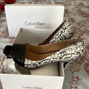 Slide on pump black across top of foot multi color black and white body